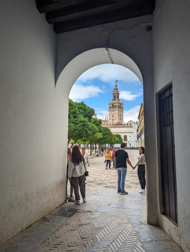 セビージャ大聖堂に隣接する庭先のアーチから撮影したヒラルダの塔
