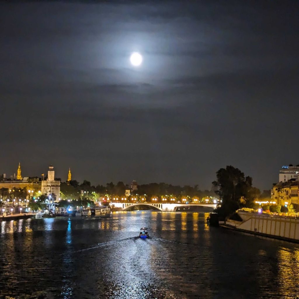 セビージャを流れるグアダルキビル川と、黄金の塔、トリアナ橋を望む夜景