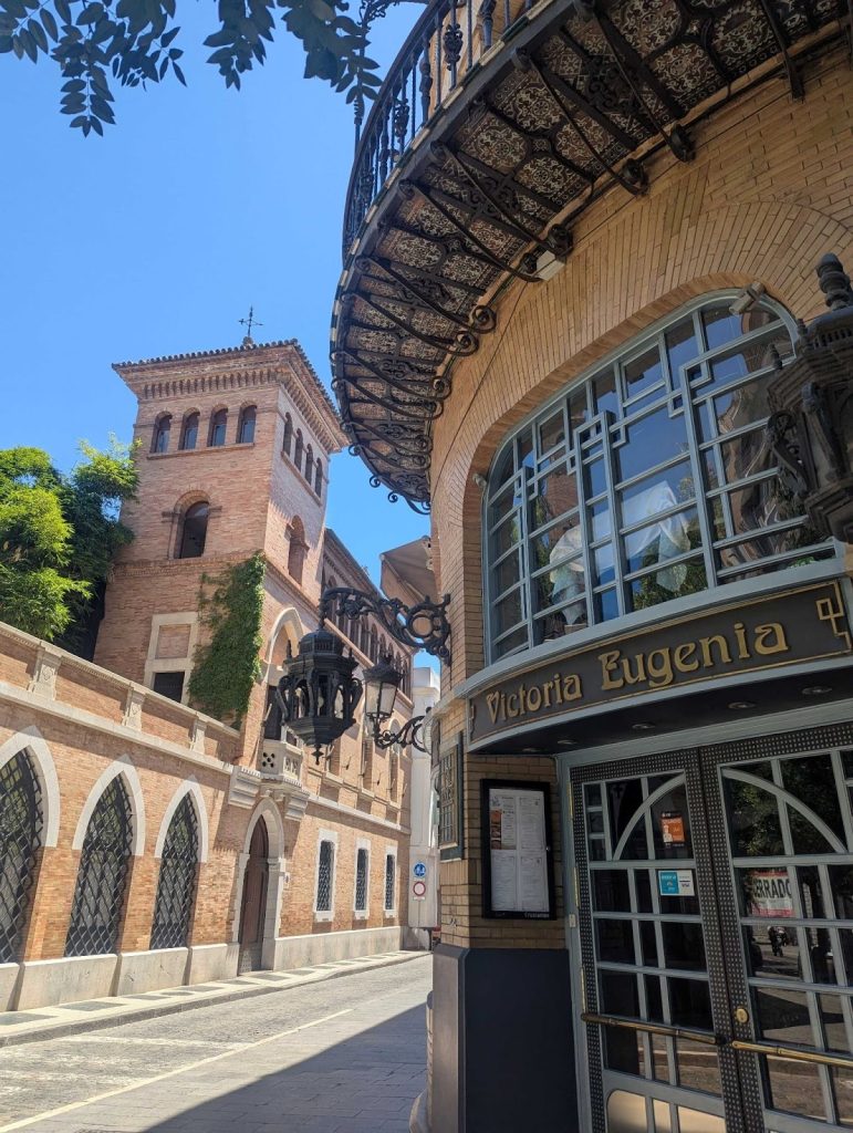 タイルやレンガなどを生かした建物が多い