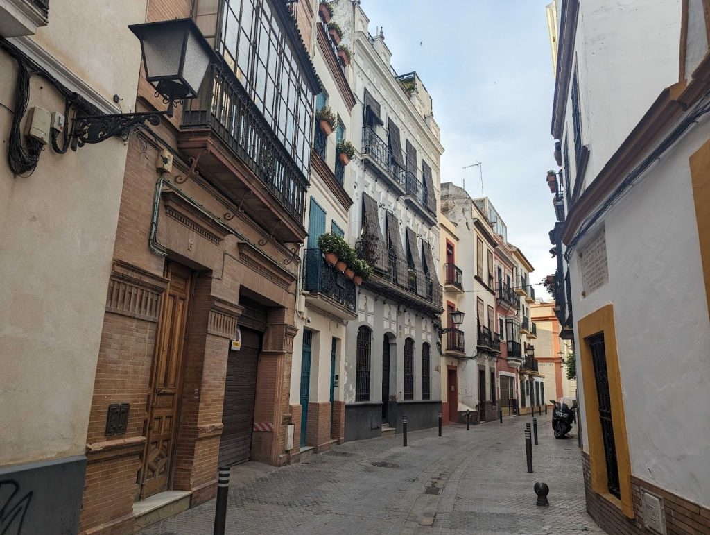 気温が40度を超えるセビージャの夏でも、家に入ると熱さが和らぐ