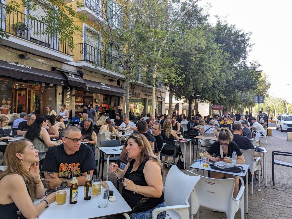 多くの店にテラス席が設けられており、年間を通して店先で食事をする人が多い